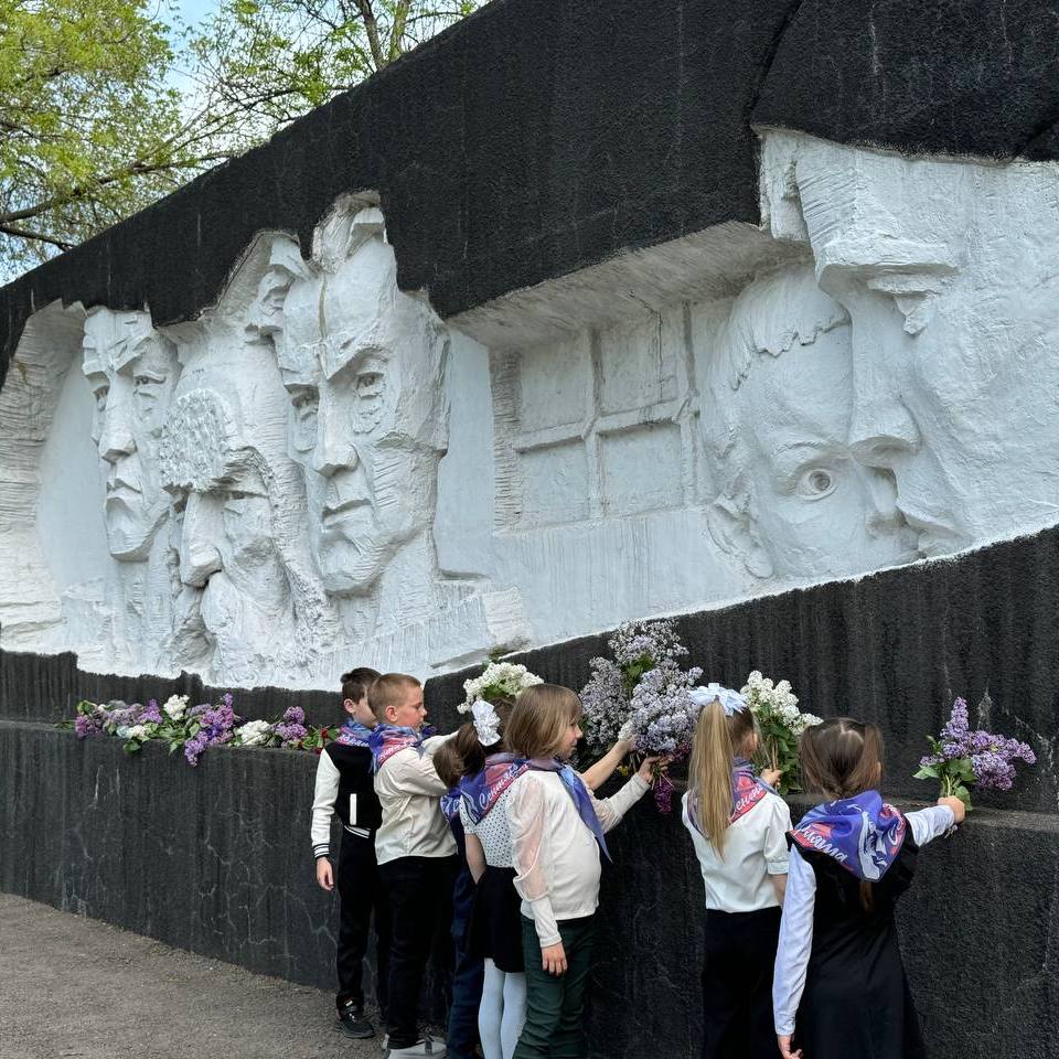 Школьники, юнармейцы и воспитанники детских садов присоединились к акции памяти и возложили цветы к воинским захоронениям.