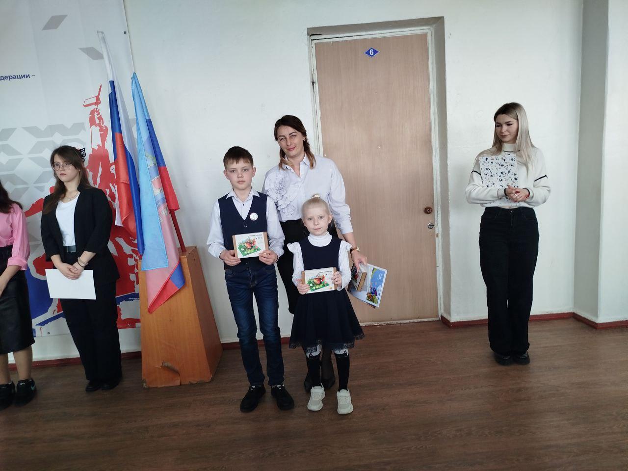 Участники конкурса детского рисунка в Стаханове получили призы из Омска.