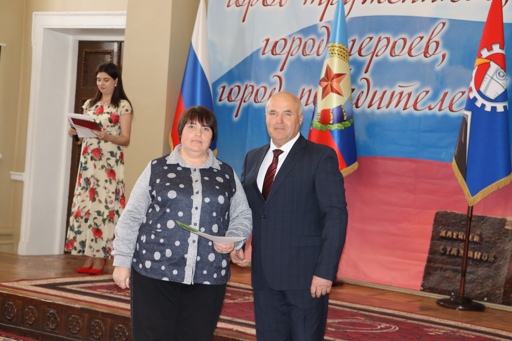 В Стаханове торжественно отметили 60-летие вагоностроительного завода.