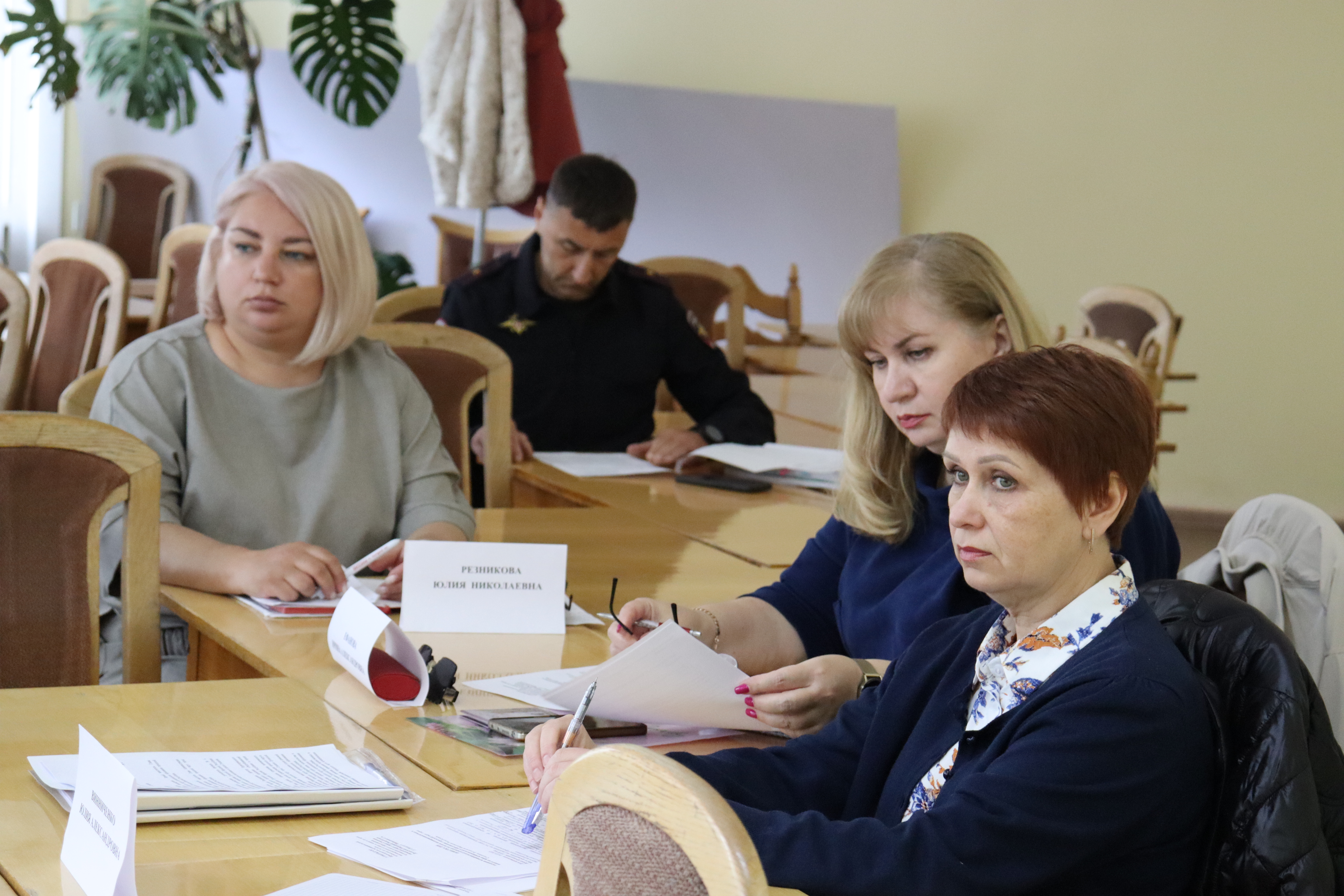 В администрации провели заседание комиссии по делам несовершеннолетних.