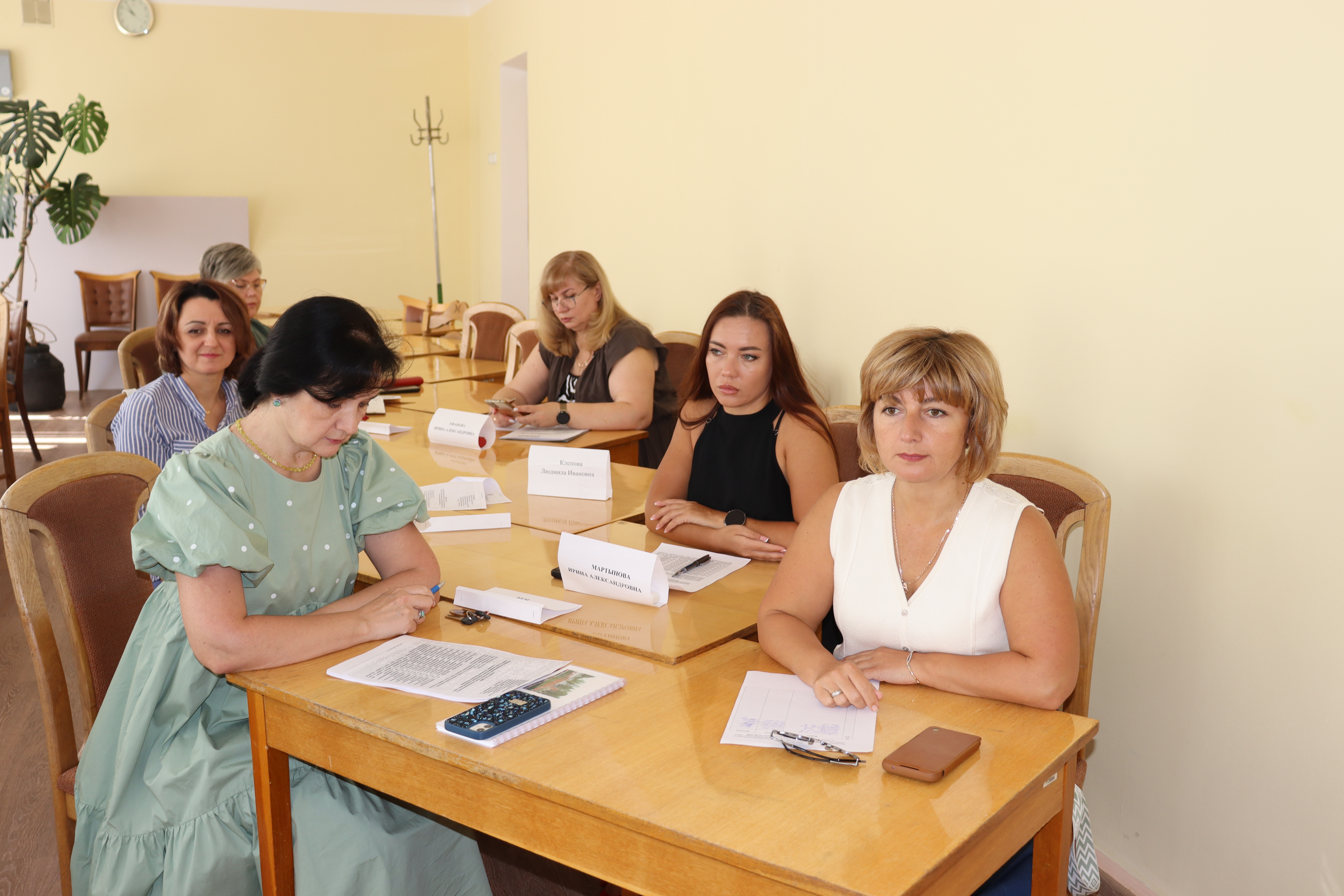 Комиссия по делам несовершеннолетних рассмотрела состояние безнадзорности и правонарушений среди подростков.