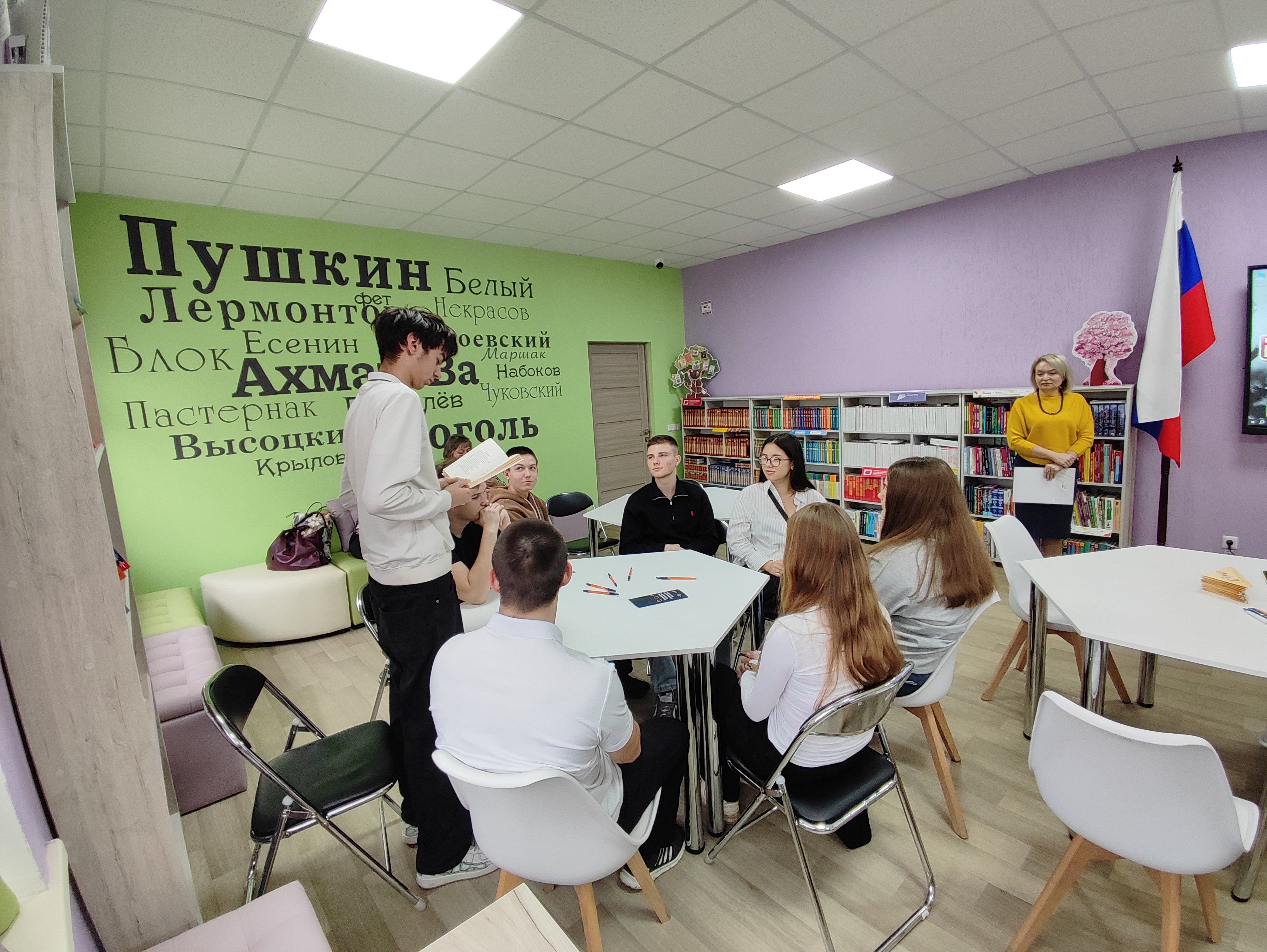 Час памяти в центральной библиотеке Стаханова: наследие Константина Симонова.