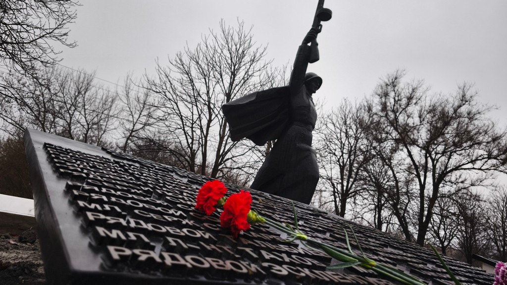 В Алмазной в День Неизвестного Солдата открыли обновленный мемориал с именами 28 героев.