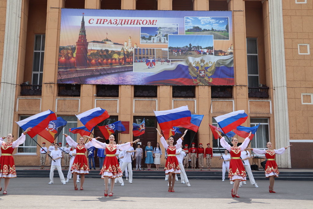 Стаханов – русский город: День России отметили поднятием флага и автопробегом.