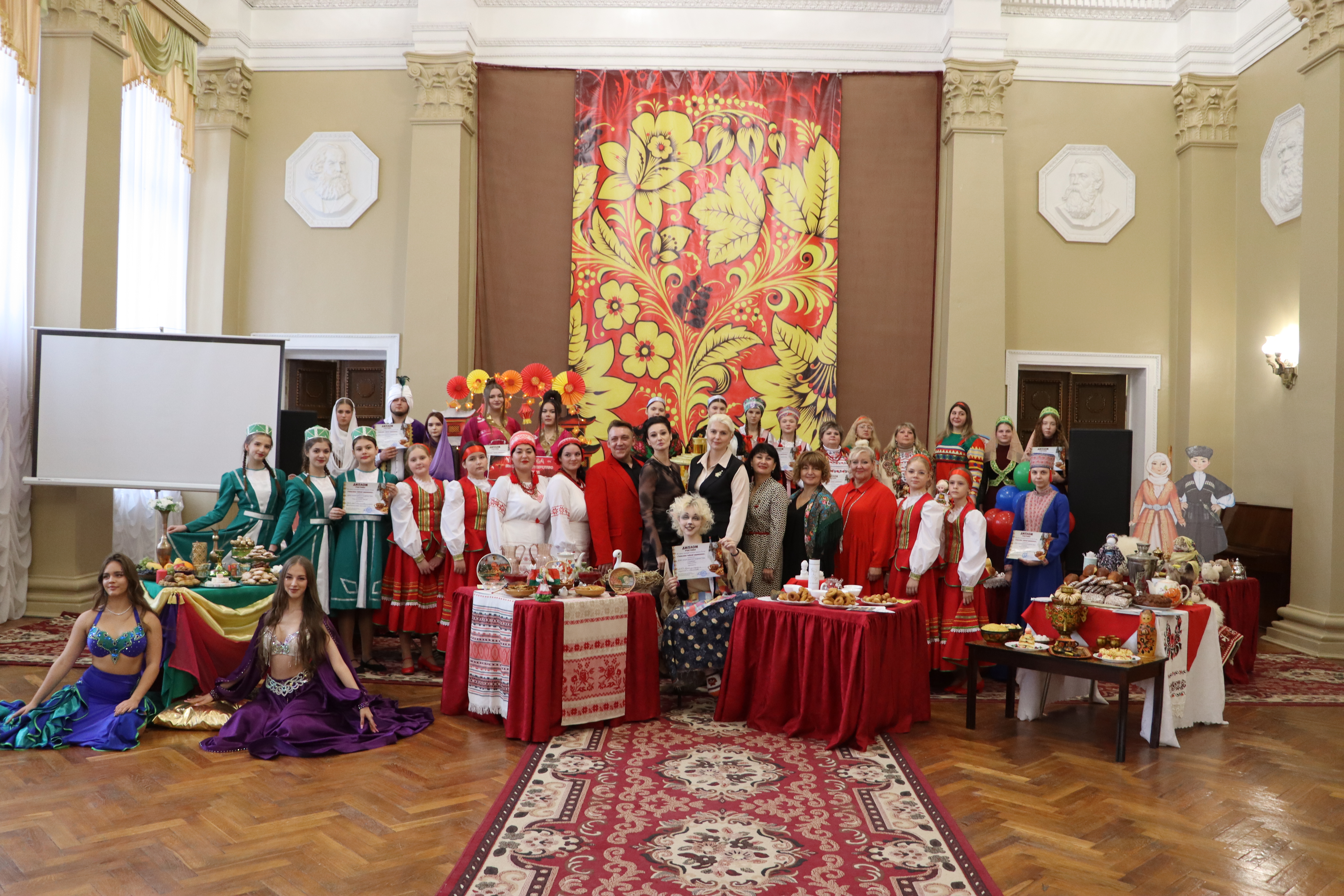 В Стаханове прошёл Фестиваль традиций чаепития народов России.