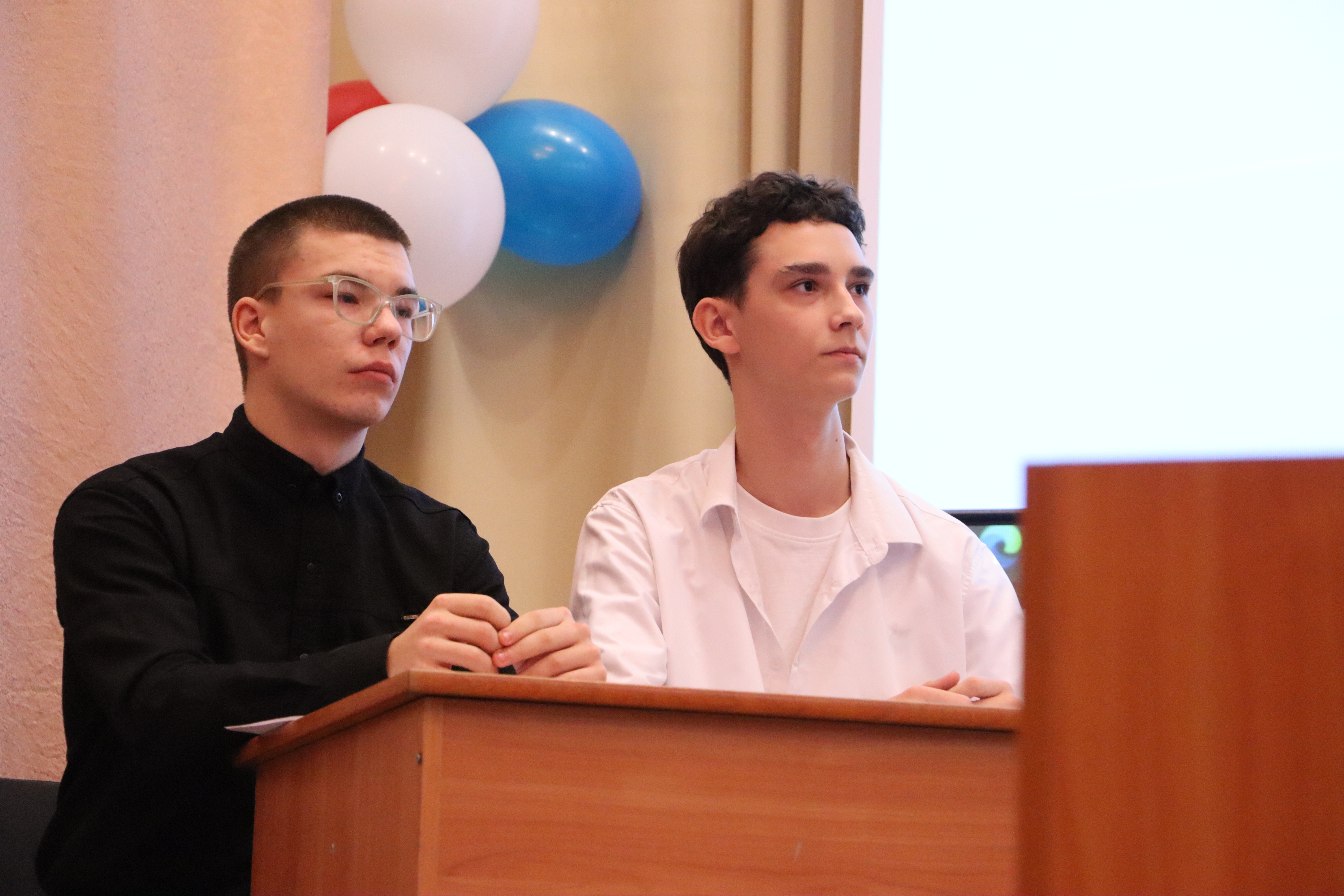 В Стахановском промышленно-экономическом техникуме прошёл дебатный турнир .