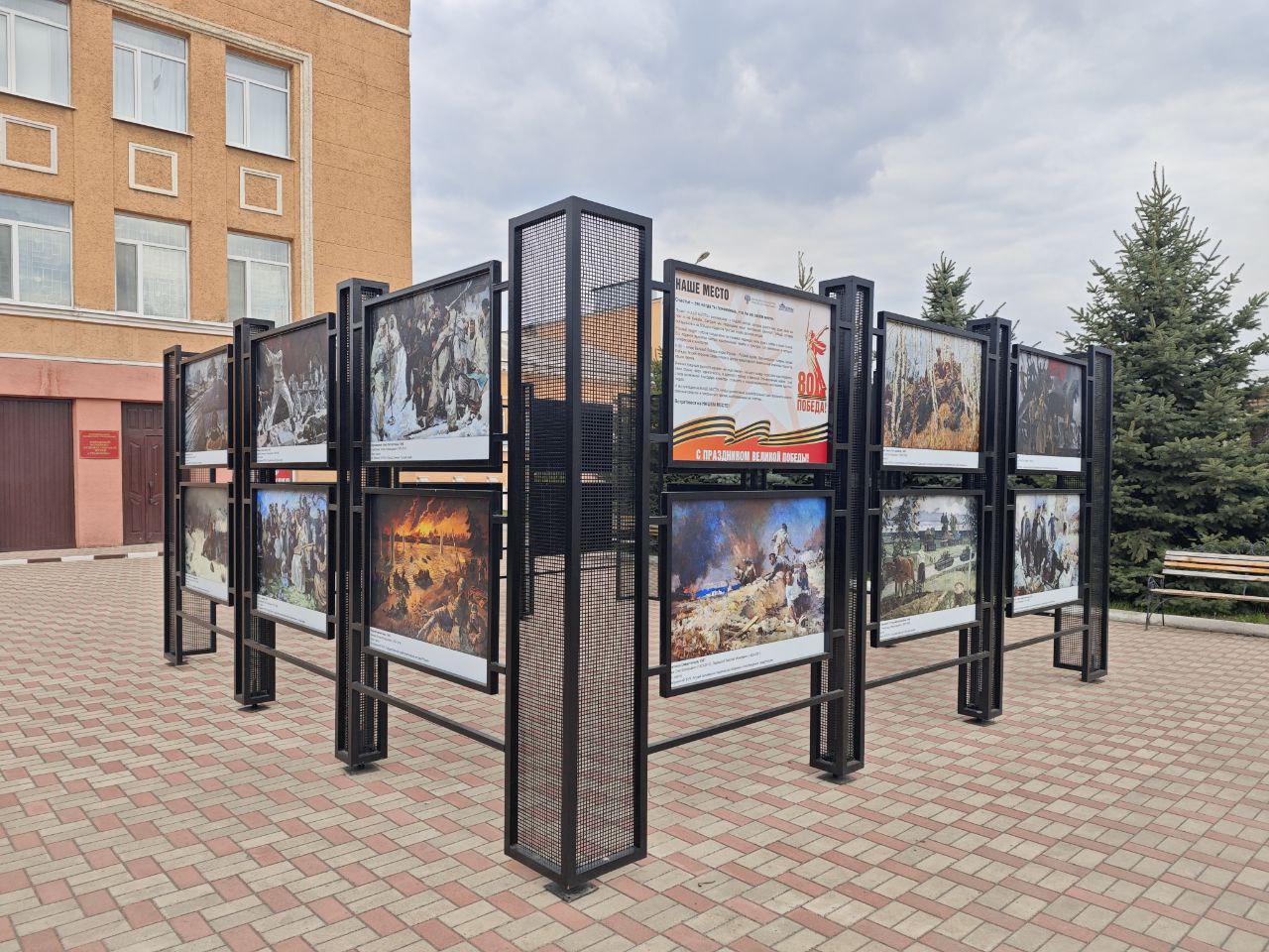 В Стаханове обновили экспозиции на арт-пространствах «Наше место».