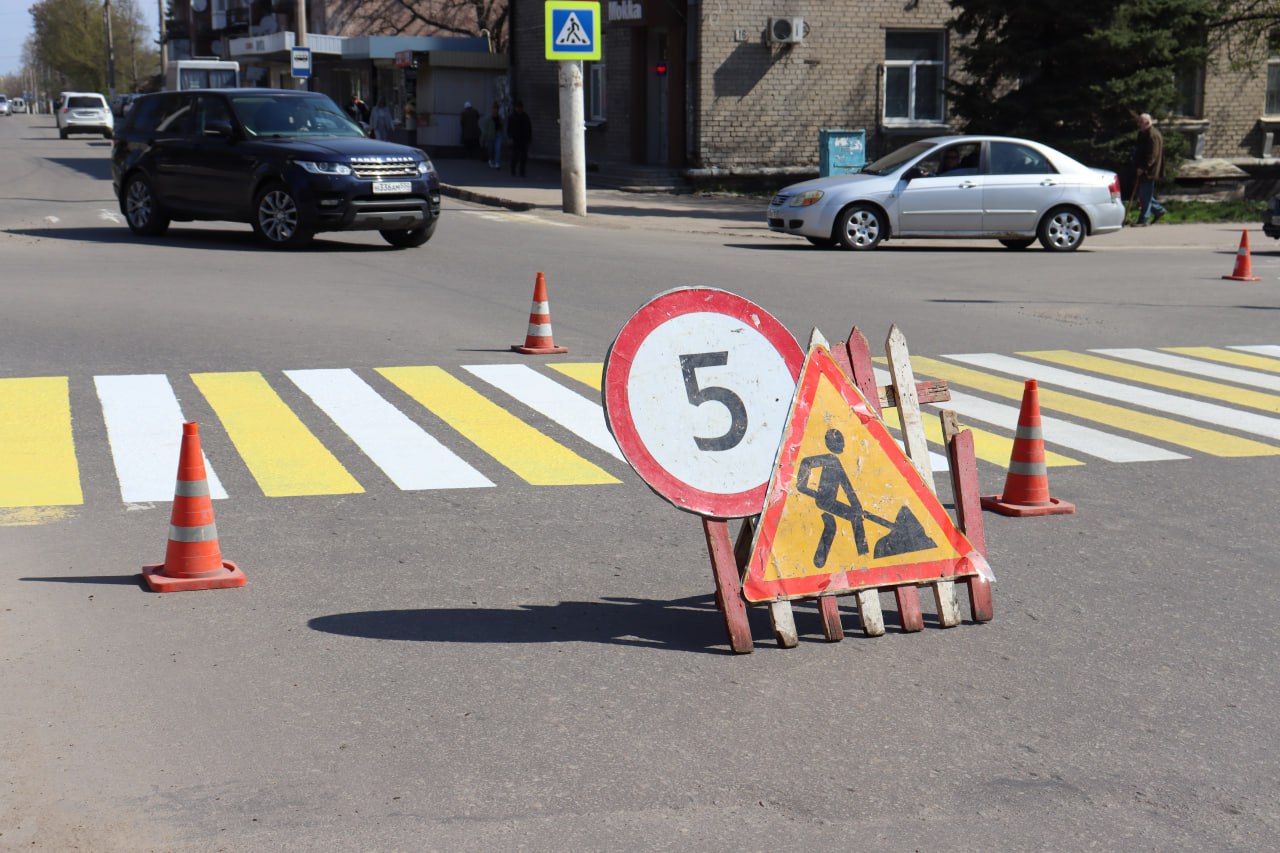 В Стаханове продолжаются работы по обновлению дорожной разметки.