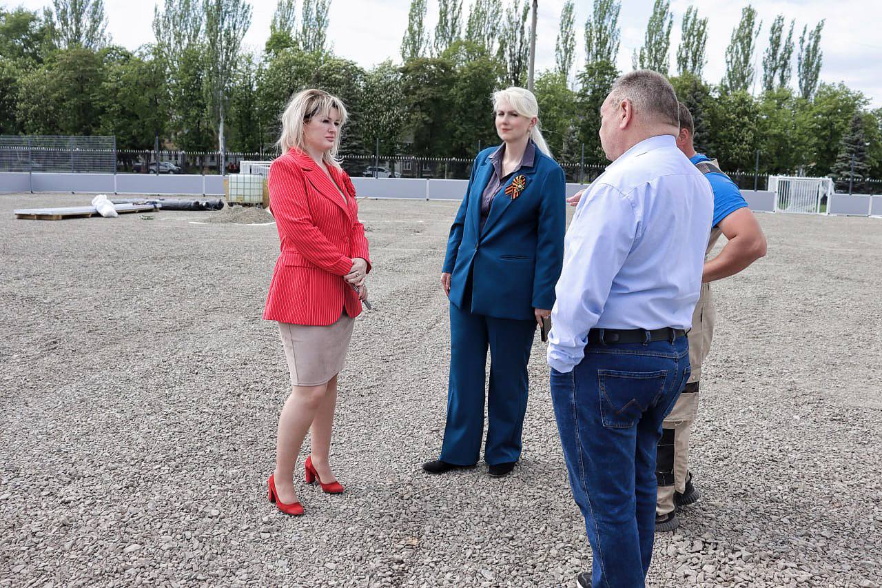 Врип главы Стаханова проверила ход работ по строительству ФОКОТа на стадионе «Победа».