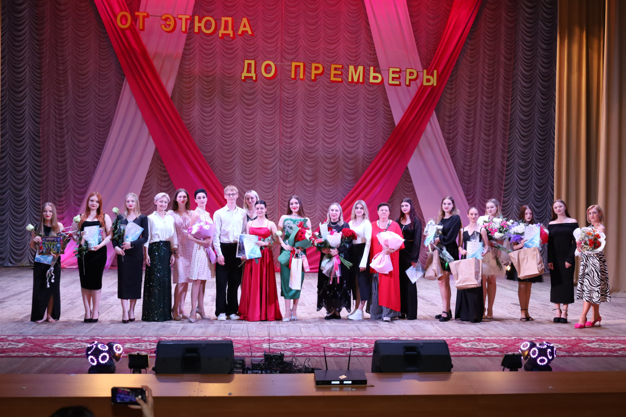 Церемония чествования выпускников стала кульминацией академического концерта в ДК Горького.