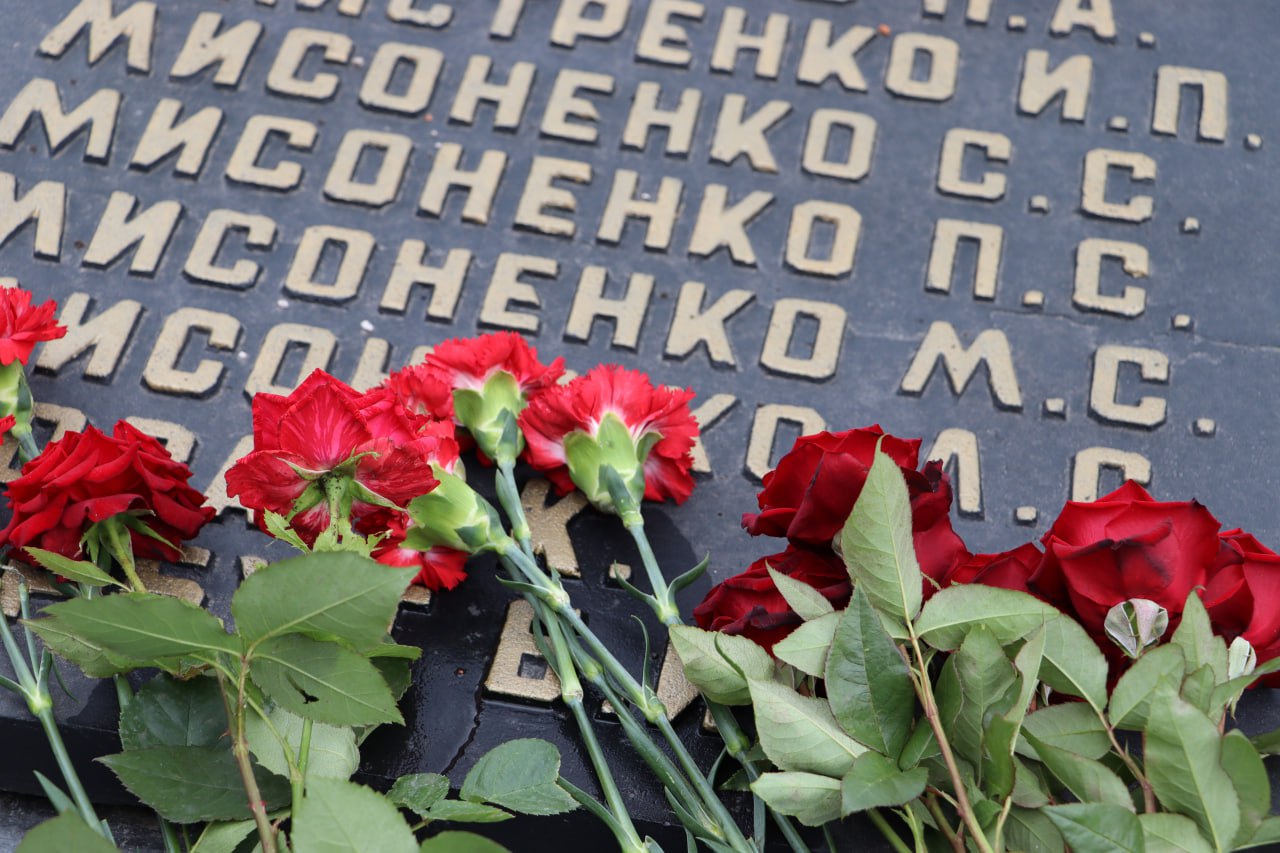 В Стаханове почтили память павших в Великой Отечественной войне накануне.