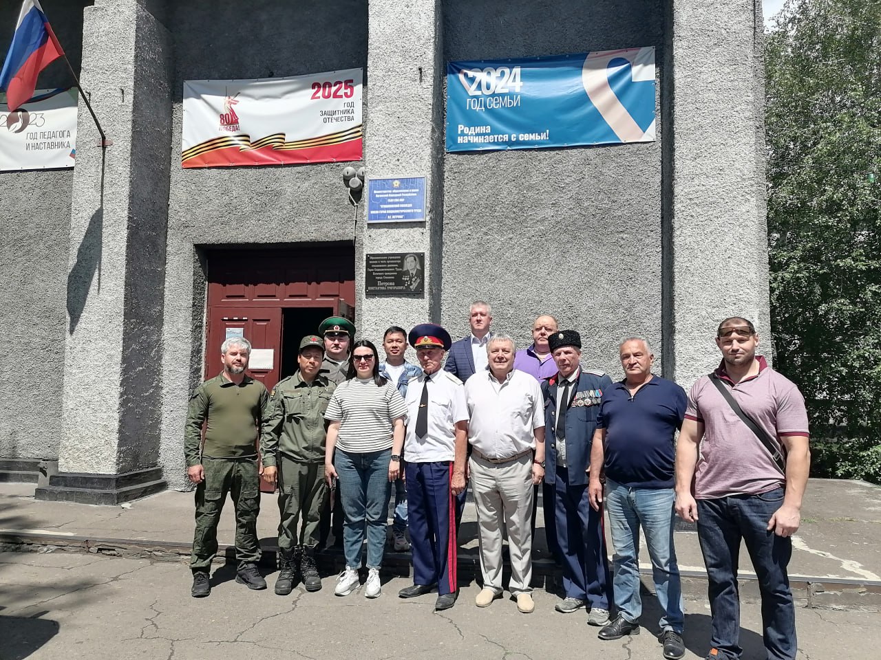 В Стаханове встретили гостя из Вьетнама и почтили память Героя Соцтруда.