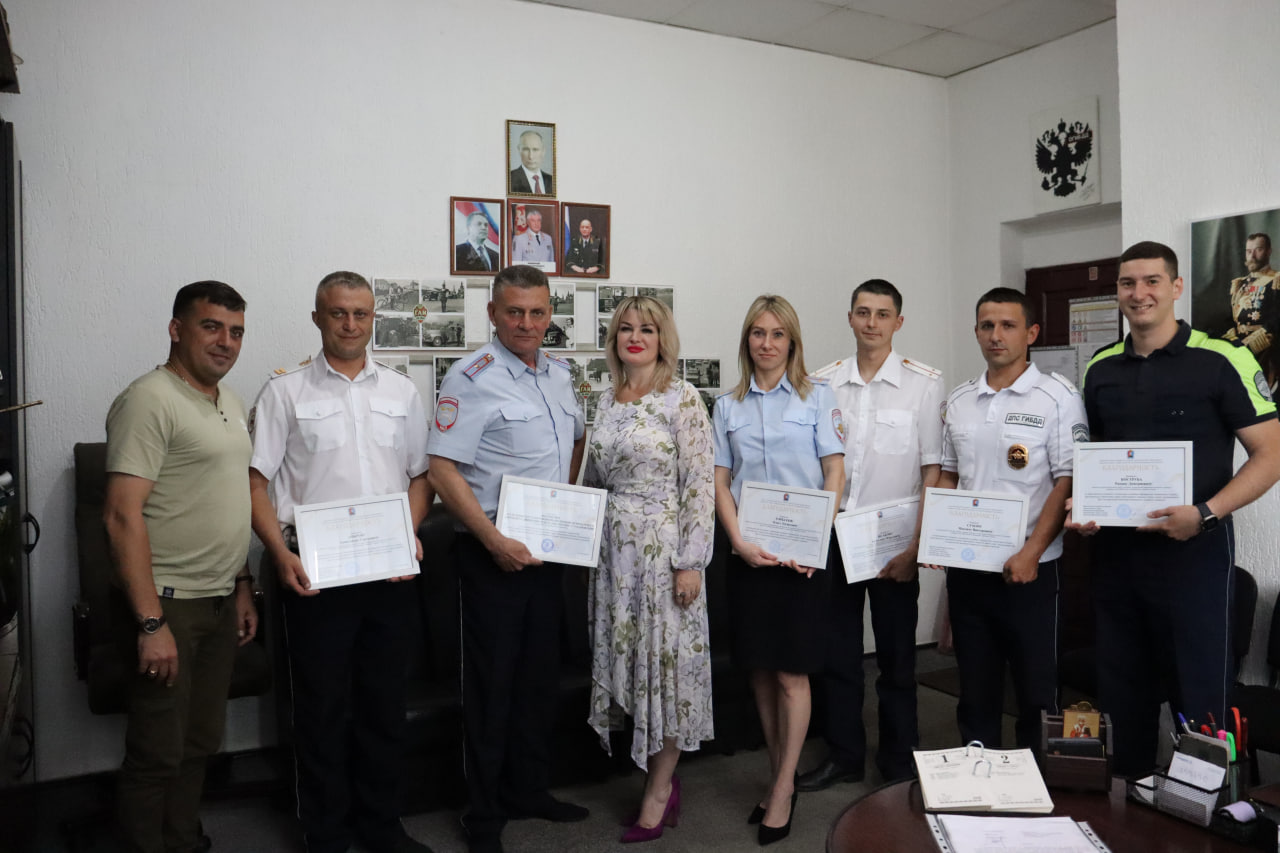 Наталия Жулинская поздравила сотрудников Стахановского ГИБДД с профессиональным праздником.