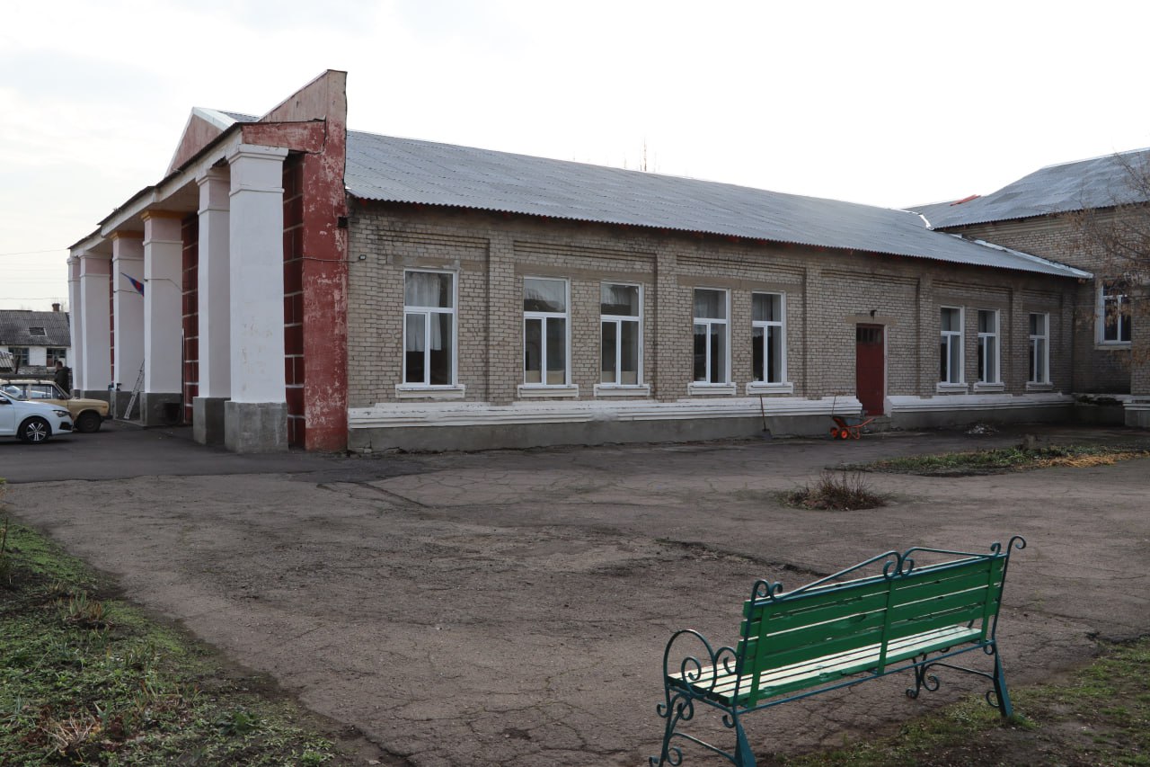 В Центре культуры и досуга Алмазной продолжаются работы по ремонту кровли.