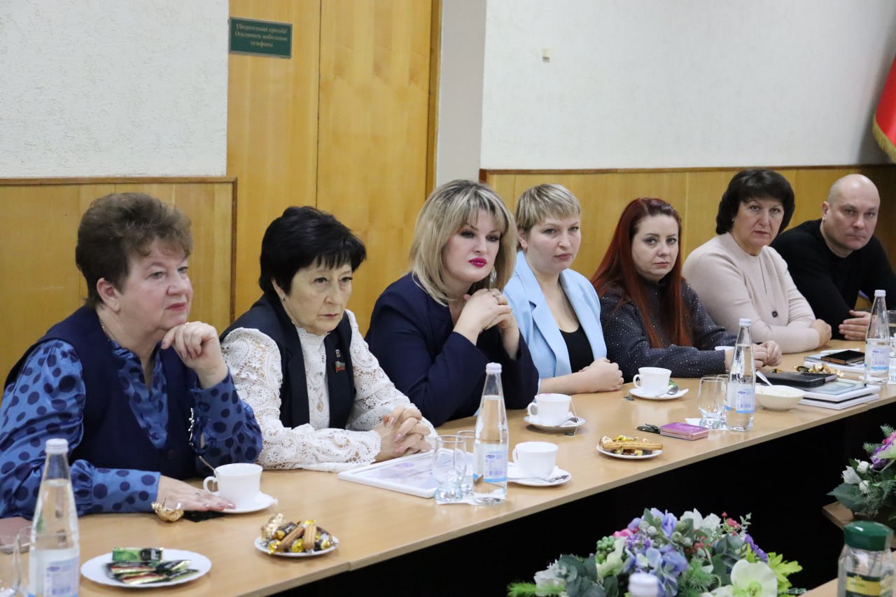 Глава Стаханова Наталия Жулинская встретилась с волонтерами города.