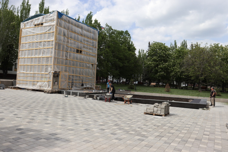 В Стаханове продолжается реконструкция Братской могилы партизан и подпольщиков времен Великой Отечественной войны. В Стаханове продолжается реконструкция Братской могилы партизан и подпольщиков времен Великой Отечественной войны.