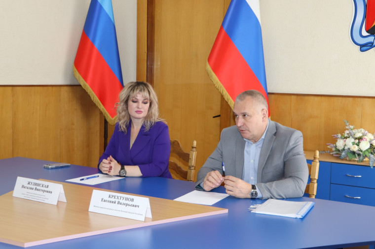 Министр природных ресурсов и экологии Луганской Народной Республики провел в Стаханове выездное рабочее совещание . Министр природных ресурсов и экологии Луганской Народной Республики провел в Стаханове выездное рабочее совещание .