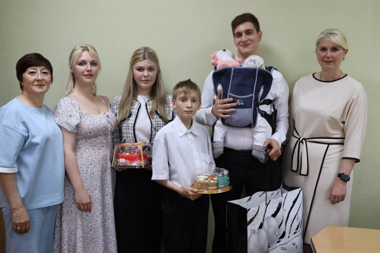 Семью Пантелейчук поздравили с Днём защиты детей в администрации Стаханова. Семью Пантелейчук поздравили с Днём защиты детей в администрации Стаханова.