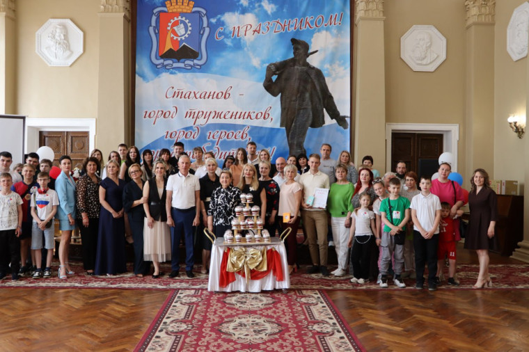 Светлана Небесская поздравила коллектив центра реабилитации детей-инвалидов с 15-летним юбилеем. Светлана Небесская поздравила коллектив центра реабилитации детей-инвалидов с 15-летним юбилеем.