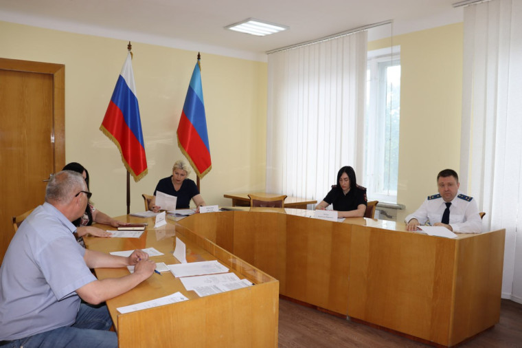 В Администрации города Стаханова обсудили меры по защите прав несовершеннолетних. В Администрации города Стаханова обсудили меры по защите прав несовершеннолетних.