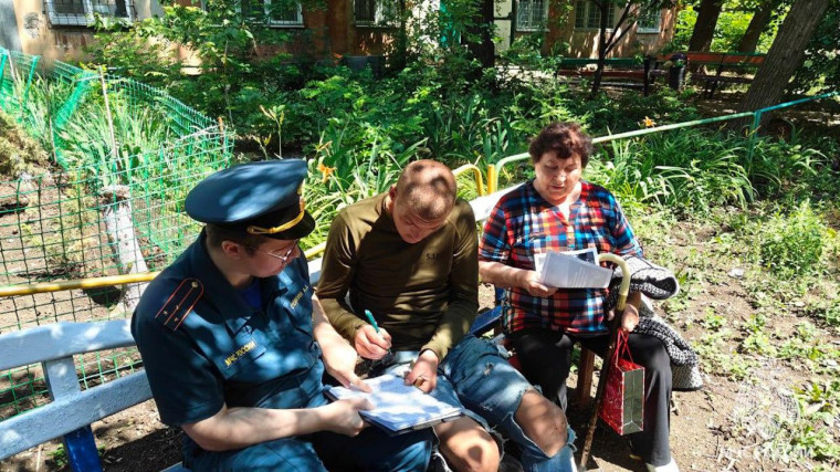 Профилактический рейд в многоквартирных домах Стаханова. Профилактический рейд в многоквартирных домах Стаханова.