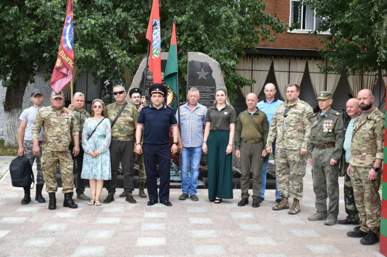 В Стаханове почтили память ветеранов боевых действий. В Стаханове почтили память ветеранов боевых действий.