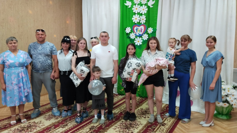В Алмазной отметили День семьи, любви и верности: чествовали семьи участников СВО. В Алмазной отметили День семьи, любви и верности: чествовали семьи участников СВО.