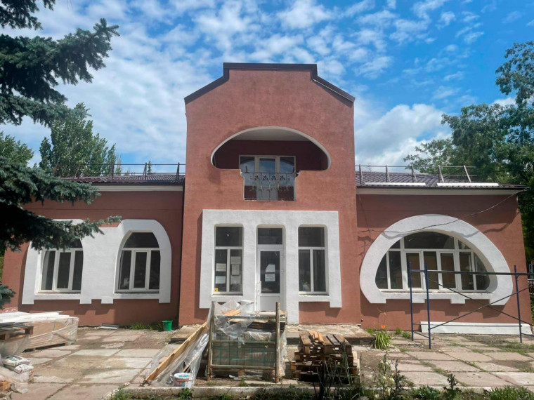 Строители Ставрополья приступили к обшивке стен в здании ЗАГС в Стаханове. Строители Ставрополья приступили к обшивке стен в здании ЗАГС в Стаханове.